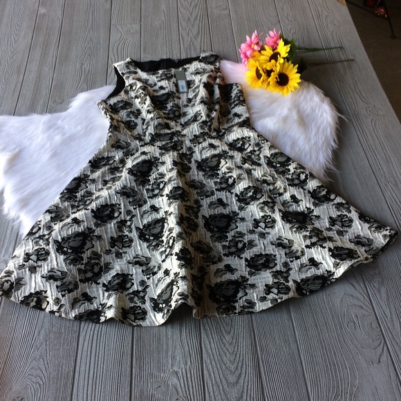 Apt. 9 Dresses & Skirts - ❤️NWT Apt 9 Dress Floral Metallic Sleeveless Sz10